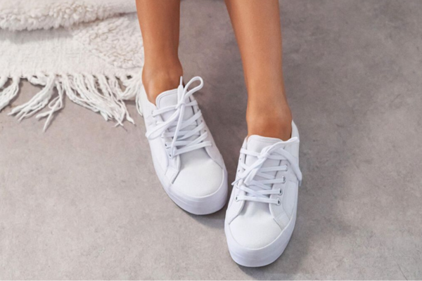 A Guide to Wearing Casual Women’s Sneakers.